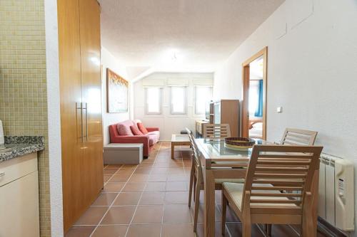 Pradollano Apartment | Holidays, Arttyfal, 2 Dormitorios para 4 personas, parking y wi-fi