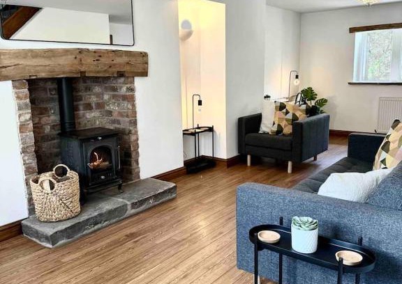 Stockport House | Hollins Cottage. Central location, Marple Bridge