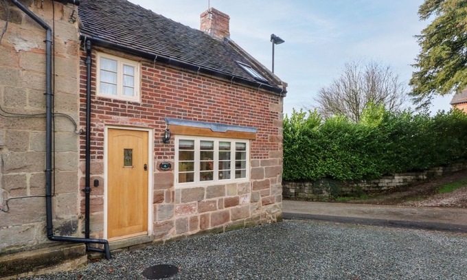 Ellastone Cottage | HOLLY COTTAGE, pet friendly, character holiday cottage in Ashbourne