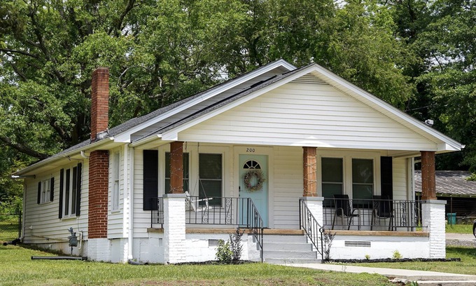 Greer House | HollyWild House Cozy 3-Bedroom Bungalow Downtown Greer