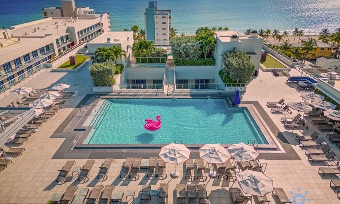 Hollywood Apartment | Hollywood Beach+ Gym | Rooftop Pool & Balcony