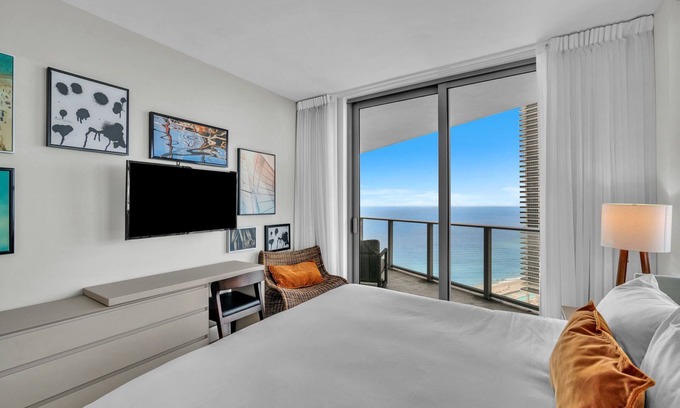 Hollywood South Central Beach Condo | Hollywood Beachfront 2 BR Retreat .Ocean Views, Pool & Beach Service