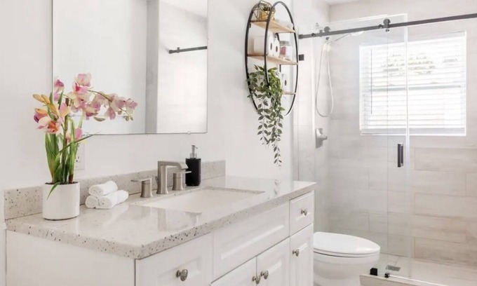 Driftwood House | Hollywood Dream home! King and Queen Beds + Pool!