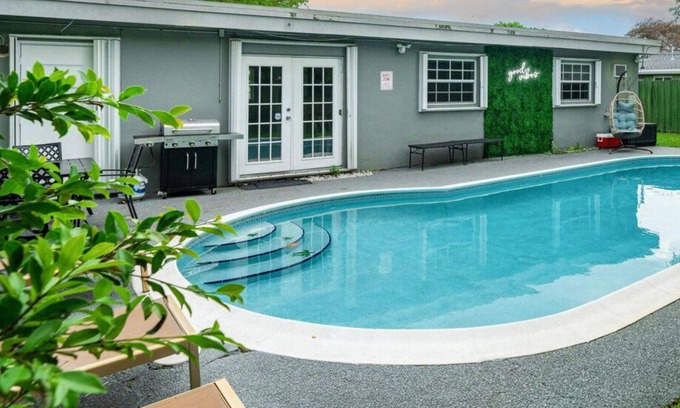 West Hollywood House | Hollywood Glamour & Comfort