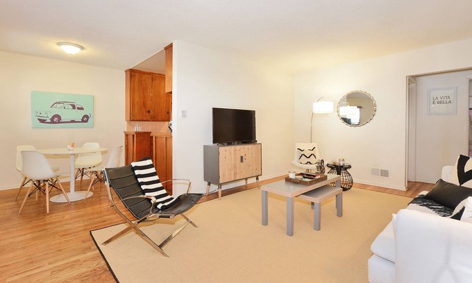 Beachwood Canyon Apartment | Hollywood Hills Beachwood Drive Relaxing Experience + Hollywood Sign Views