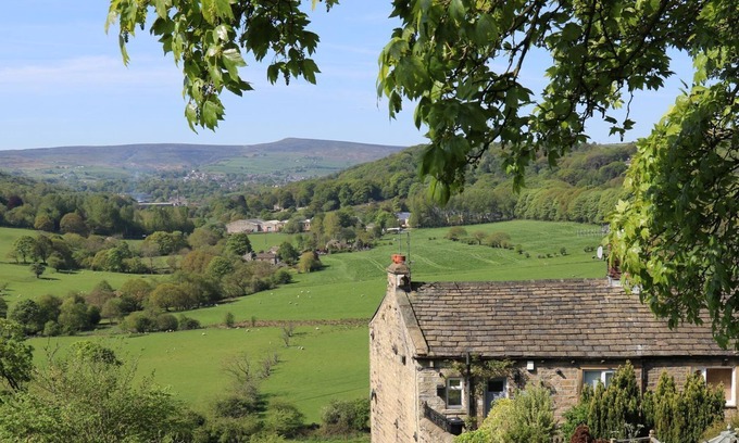 Honley Cottage | HOLMDALE COTTAGE, family friendly in Netherton, Yorkshire