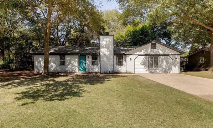 Houston County House | Home away from Home: Charming 3-bedroom house in delightful Bonaire with AC WiFi