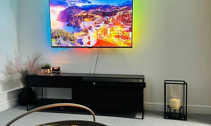 Derby Apartment | Home Away from Home- City Centre Gem