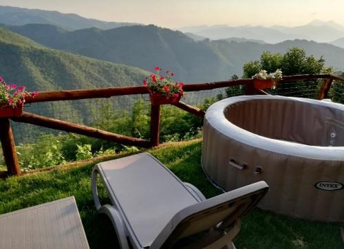 Crasciana House | Home Holidays Crasciana, con terrazza vista sulle Alpi Apuane.
