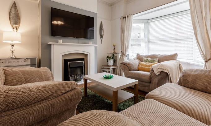Liverpool Villa | Home in Anfield+hot tub+Free Parking Sleeps 11!