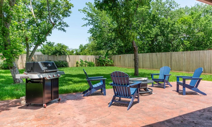 League City House | Home in League City, TX with firepit & grill