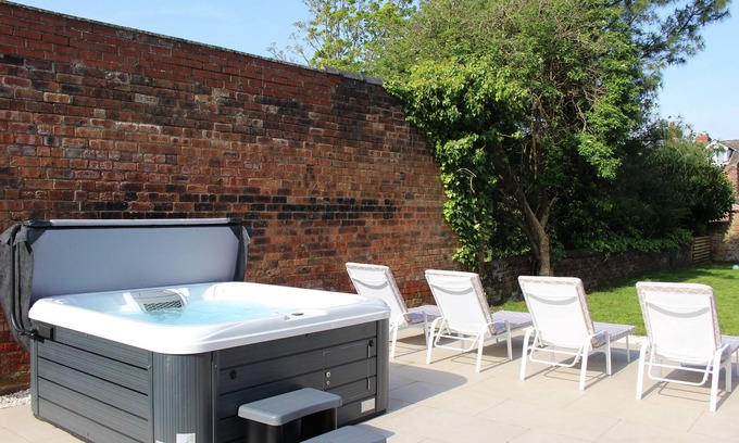 Lincoln House | Home In The Heart of Lincoln + Hot Tub + Parking