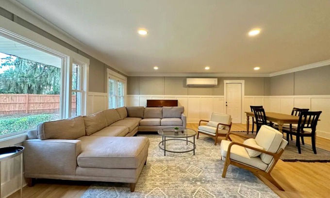 Shell Point House | Home Under The Oaks - 3 bedroom - 2 bath - 2 Miles to Parris Island!