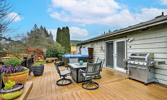 Picnic Point-North Lynnwood House | Home w/Hot Tub: 7 Mi to Edmonds Waterfront!