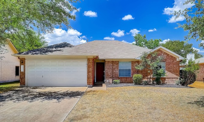 Round Rock House | Home with backyard, central AC, & washer/dryer - drive minutes to downtown