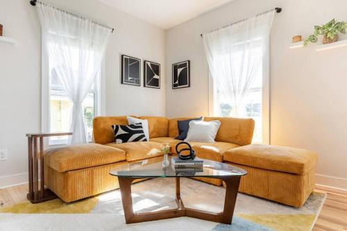 Downtown House | Home with Private Backyard 3 mins to Downtown Raleigh!