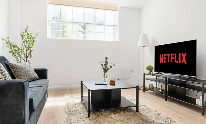 Newark Apartment | Homely and Inviting Apartment | Free Parking