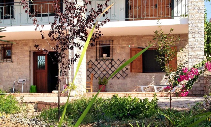 Skafidia Apartment | Homerez - Beautiful apartment With sea view and garden