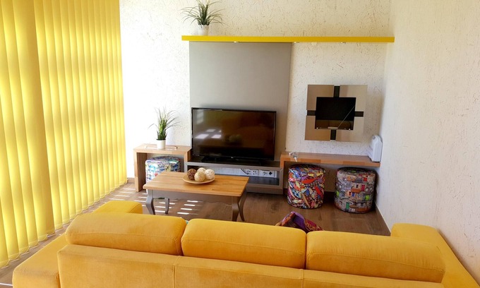 Seia House | Homerez - Beautiful bungalow for 6 ppl. with shared pool and terrace at Furtado