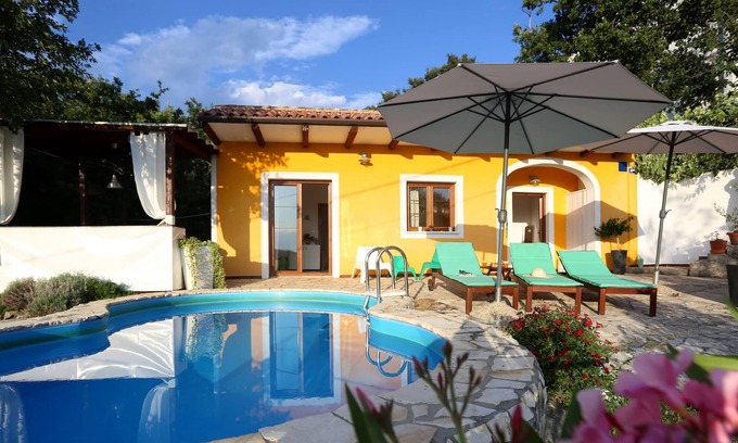 Ripenda Verbanci Villa | Homerez - Beautiful villa 3 km away from the beach for 6 ppl. with swimming-pool