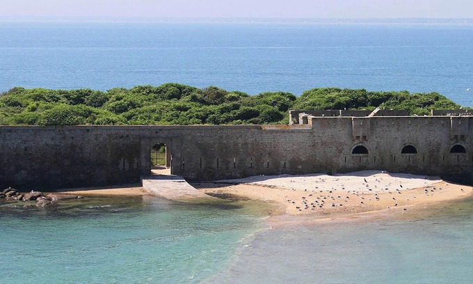 Quettehou House | Homerez - Charming house in Quettehou with large garden and terrace.