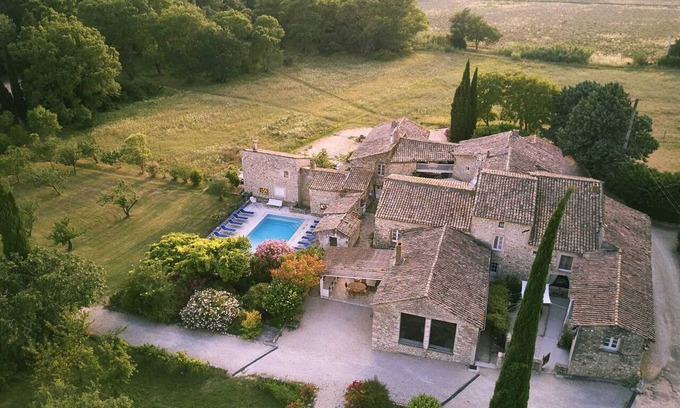 Valaurie House | Homerez - Comfortable house in Valaurie with shared pool