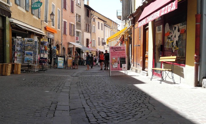 Embrun Apartment | Homerez - Cosy Apartment in Embrun 40m² + AC