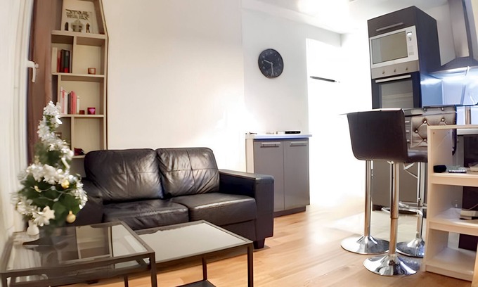 11th Arrondissement Apartment | Homerez - Cosy Apartment in Paris