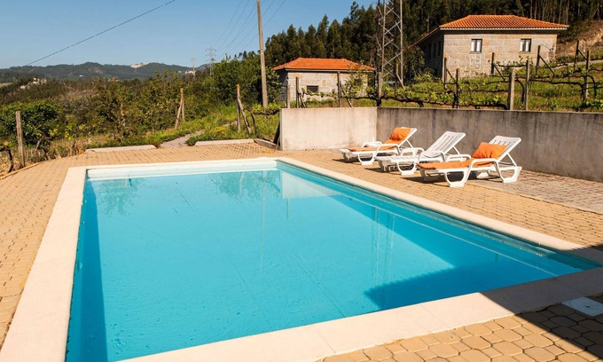 Aveiro Villa | Homerez - Cosy villa in Aveiro with shared pool and views