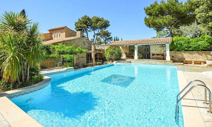 Orgon Villa | Homerez - Elegant Villa near Orgon with Private Pool