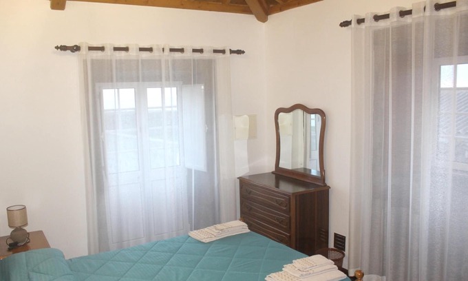 Angra do Heroismo House | Homerez - House 1 km away from the beach for 5 ppl. with jacuzzi and sea view