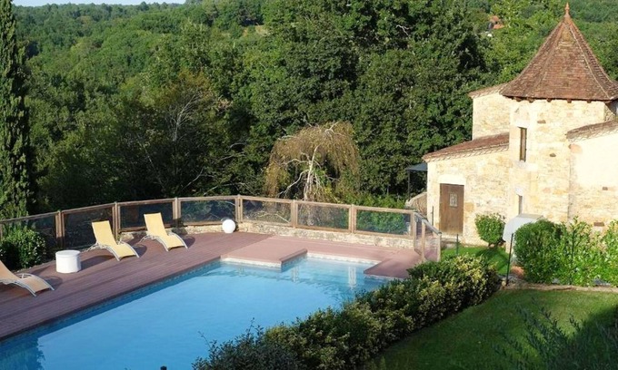 Puy-l'Eveque House | Homerez - House for 6 ppl. with shared pool, terrace and balcony at Puy-l'Évêque