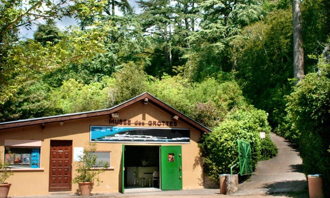 Charnay-les-Macon House | Homerez - House for 8 ppl. with garden, terrace and balcony at Charnay-lès-Mâcon