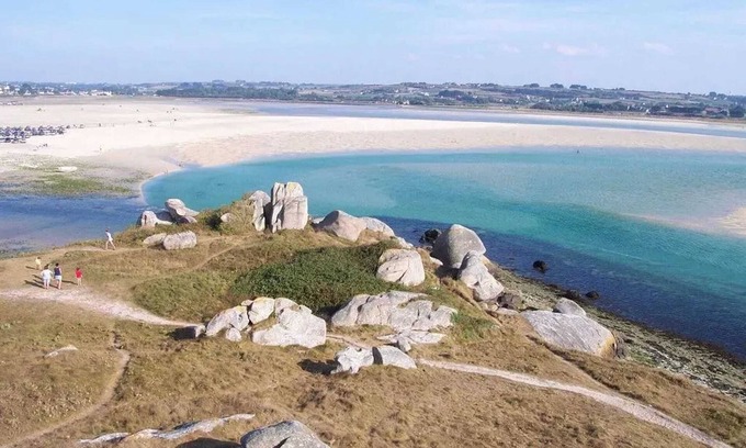 Berven House | Homerez - Spacious House with Sea View in Plouescat