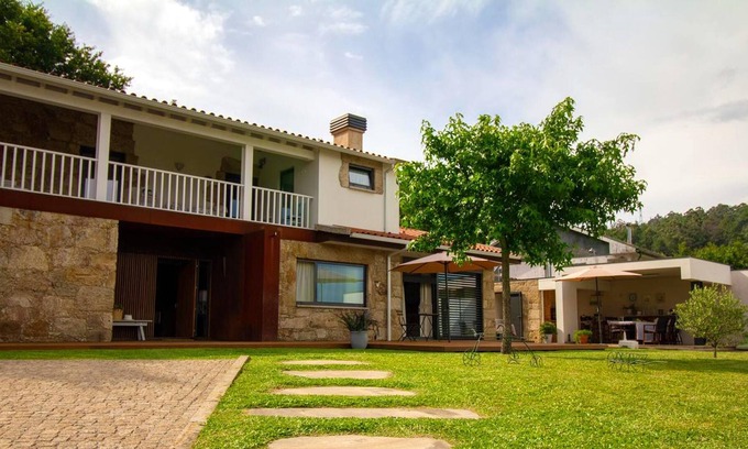 Vila Verde House | Homerez - Spacious house for 6 ppl. with garden, terrace and balcony at Gondiães