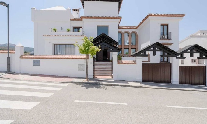 La Zubia Villa | Homerez - Spacious Villa in Granada with Private Pool and Jacuzzi