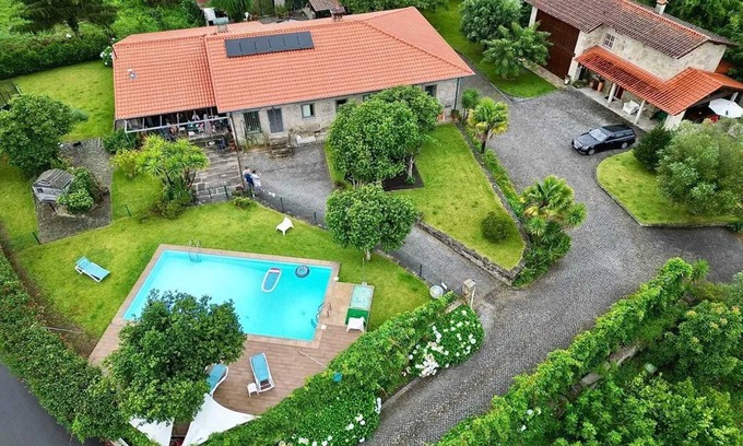 Amares Villa | Homerez - Spacious Villa in Carrazedo with Pool