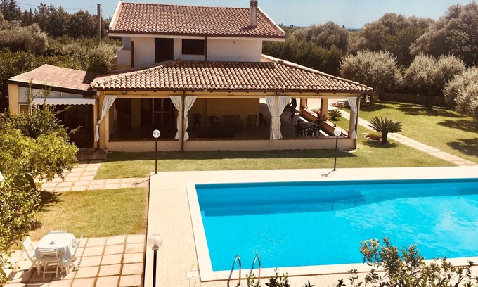 Floridia Villa | Homerez - Spacious villa for 6 ppl. with swimming-pool and garden at Floridia