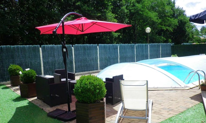 Escource Villa | Homerez - Villa for 8 ppl. with swimming-pool, garden and terrace at Escource