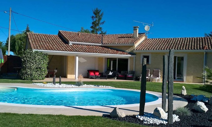 Paulhac Villa | Homerez - Villa for 8 ppl. with swimming-pool, garden and terrace at Paulhac