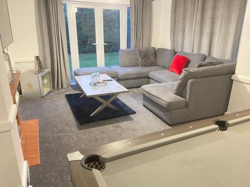 Leicester Villa | Hometel Digs Baby Mansion Can Sleep 18