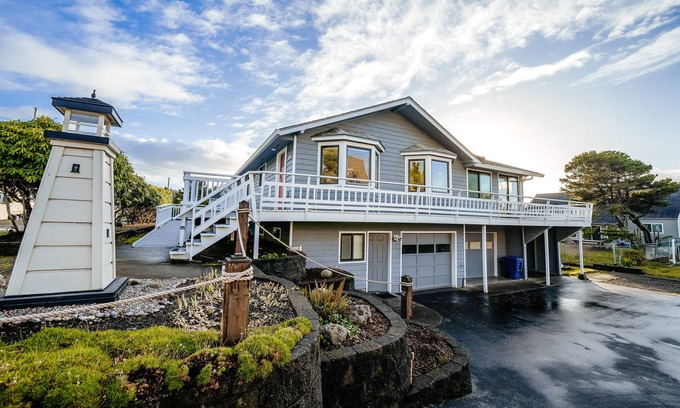 Lincoln Beach House | Homey dog-friendly house w/partial ocean views, gas fireplaces, and gas-grill
