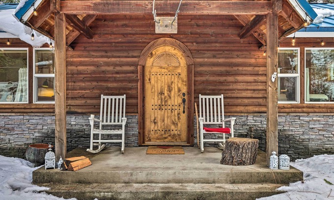 Long Barn Cottage | Homey Long Barn Cabin w/Deck & Fire Pit!