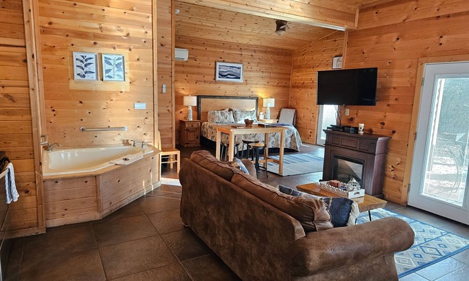 Eureka Springs Apartment | Honey Bear Haven Suite 3