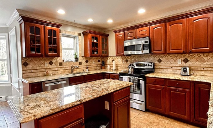 Ashfield House | Honey Oak Manor, Charming 4-bedroom house with WiFi, AC in lovely Jim Thorpe