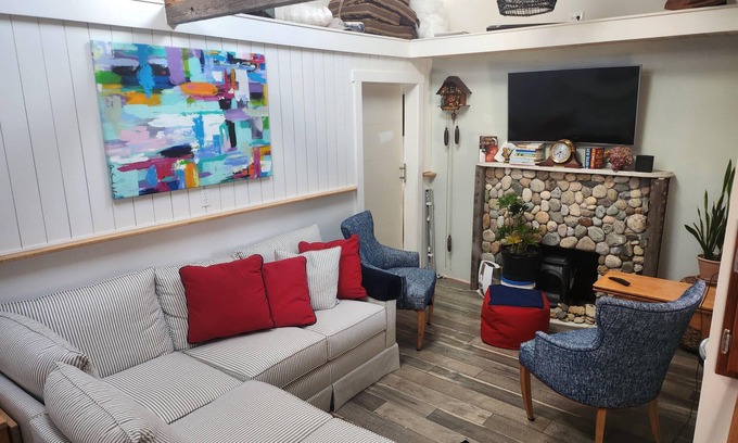 Lords Point Cottage | Honeymoon cottage in charming Mystic/Stonington with WiFi, AC