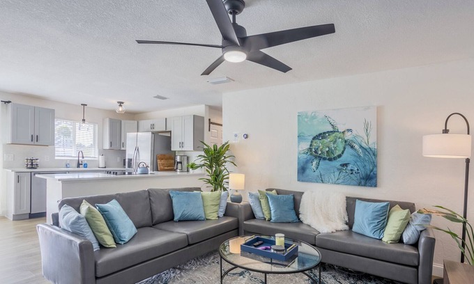 Dunedin Condo | Honeymoon Isle Free Beach Pass King Beds 2 Units