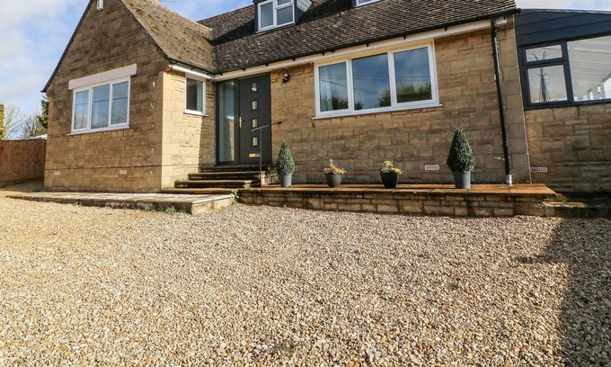 Witney Cottage | HONEYSTONES, family friendly, with a garden in Curbridge