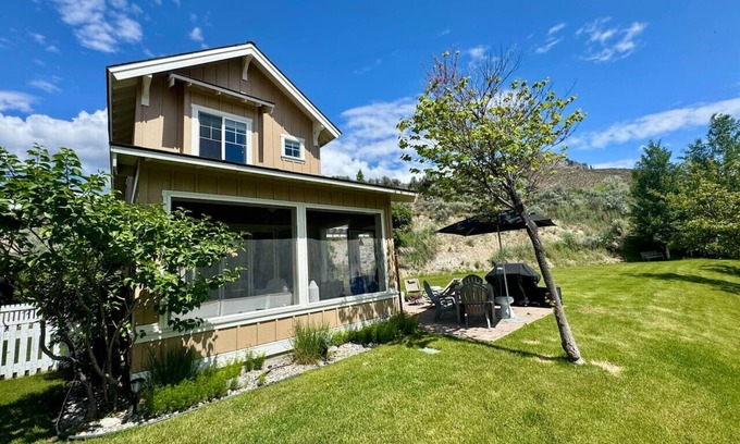 Oroville House | Honeysuckle Beach Oasis