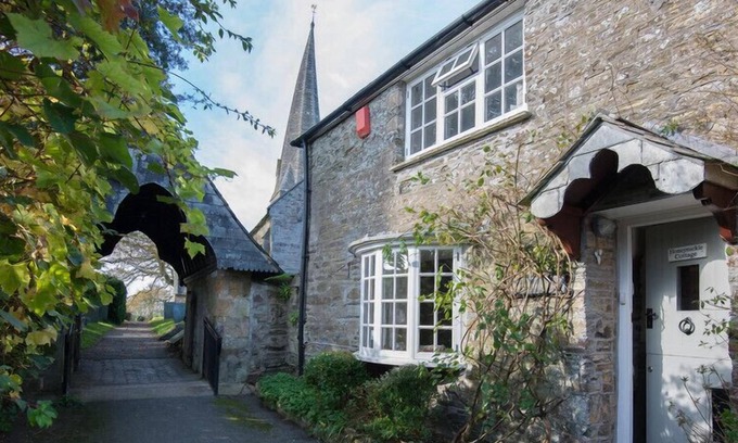 St Minver Cottage | HONEYSUCKLE COTTAGE, pet friendly, with open fire in St Minver